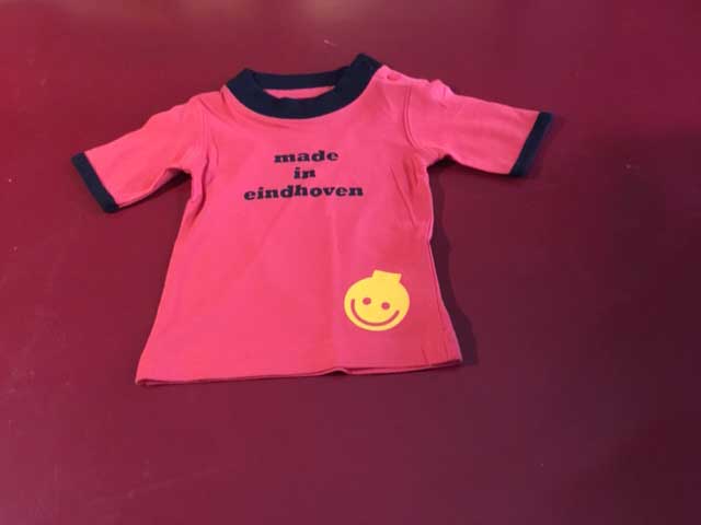 Baby t-shirt made in eindhoven lampje onder rood