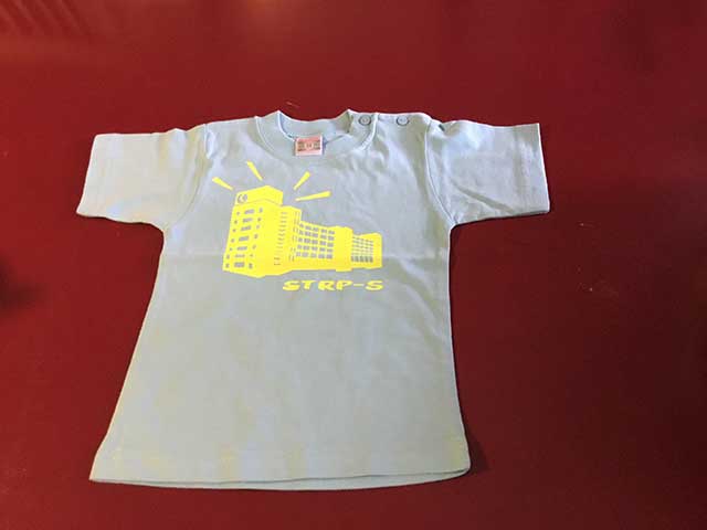 Baby t-shirt STRP-S geel op lichtblauw