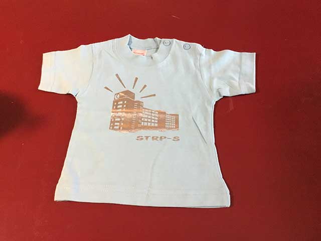 Baby t-shirt STRP-S zilver op lichtblauw